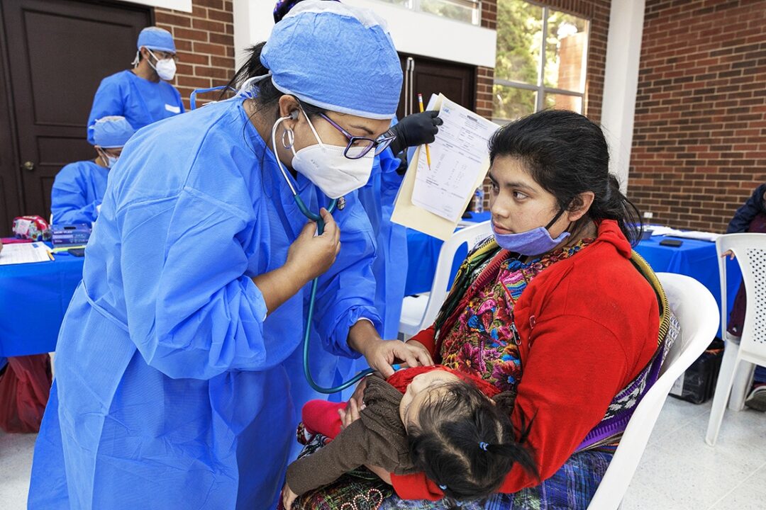 Volunteer paediatrician Dr. Alma Castañeda from Guatemala, took on the role of championing the mentorship of fellow Guatemalan paediatrician Dr. Sofía Posadas. Here, Alma examines a patient during screening for her comprehensive health evaluation. Photo: Lorenzo Monacelli.