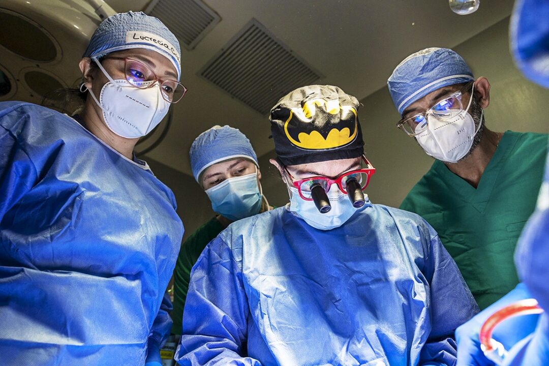 Volunteer cleft surgeon Dr. Dana Johns, center, performs surgery as cleft surgeons and mentees Drs. Lucrecia Matías of Guatemala and Reza Jarrahy of the U.S. oversee her work. Photo: Lorenzo Monacelli.