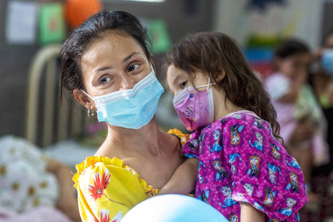 Zoe and Anna during cleft screening. Photo: Carlos Rueda