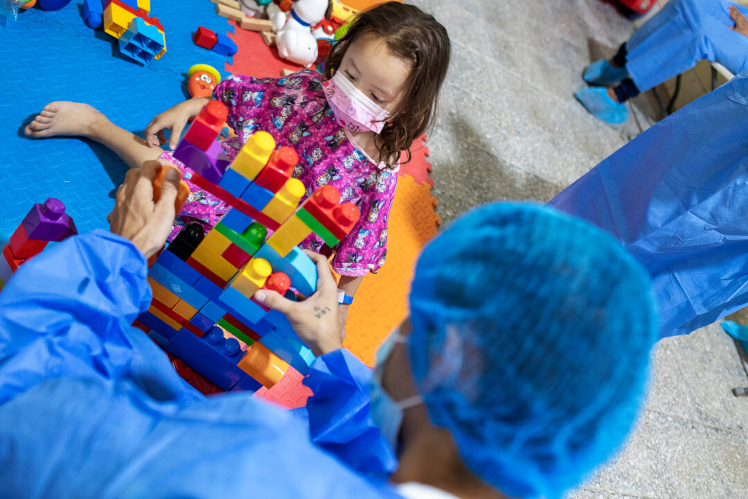 Girl with cleft play before surgery.  Photo - Carlos Rueda