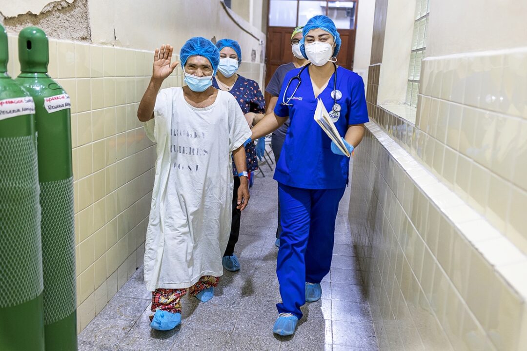 Adelmo walking to cleft surgery. Photo: Carlos Rueda