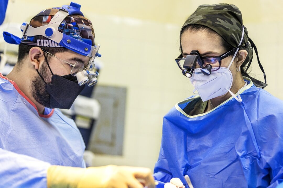 Volunteer cleft surgeon Dr. Rocio during Adelmo's surgery. Photo: Carlos Rueda