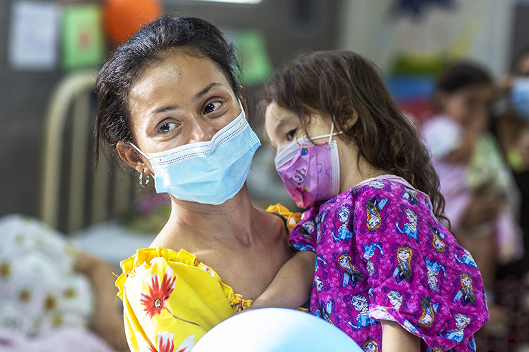 Mum Ana holds three year old daughter Zoe in the pre-operative ward