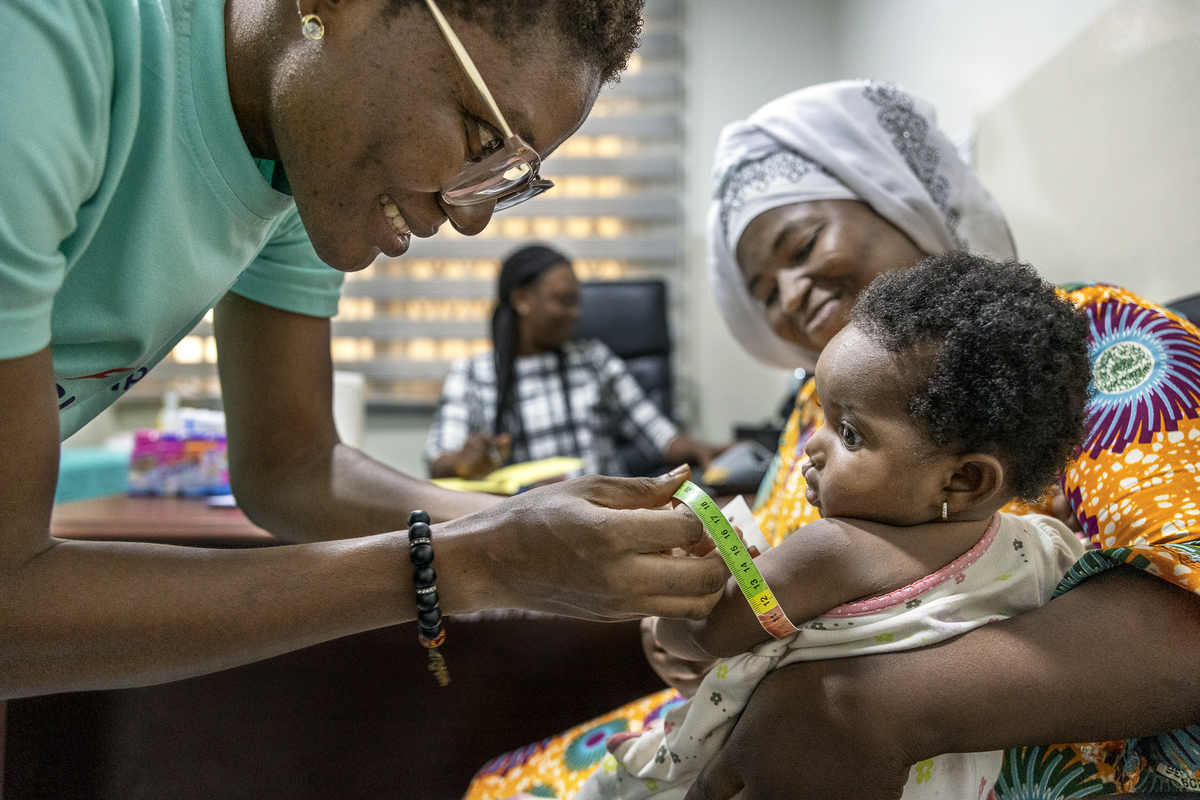 Farida and her mother Alimatu during the nutrition screening. Photo: Lorenzo Monacelli
