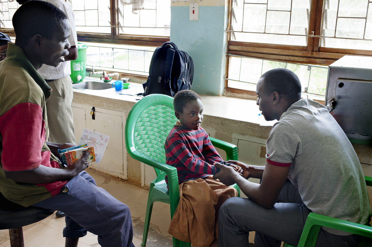 Morgan Silungwe during a speech therapy session with Georgina, a 5 years old patient.